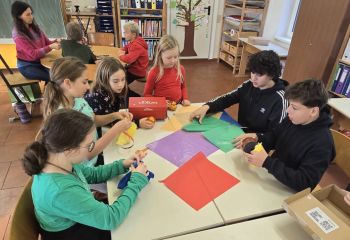 Kinder beim Montessori Unterricht