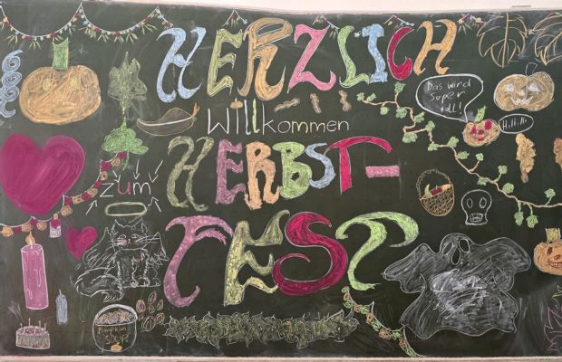 Eine Schultafel auf der herzlich Willkommen steht